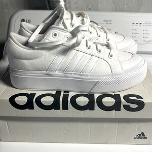 Women’s white new balance sneakers